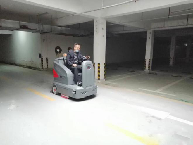 儋州小区物业保洁不用人力改用驾驶式洗地机了
